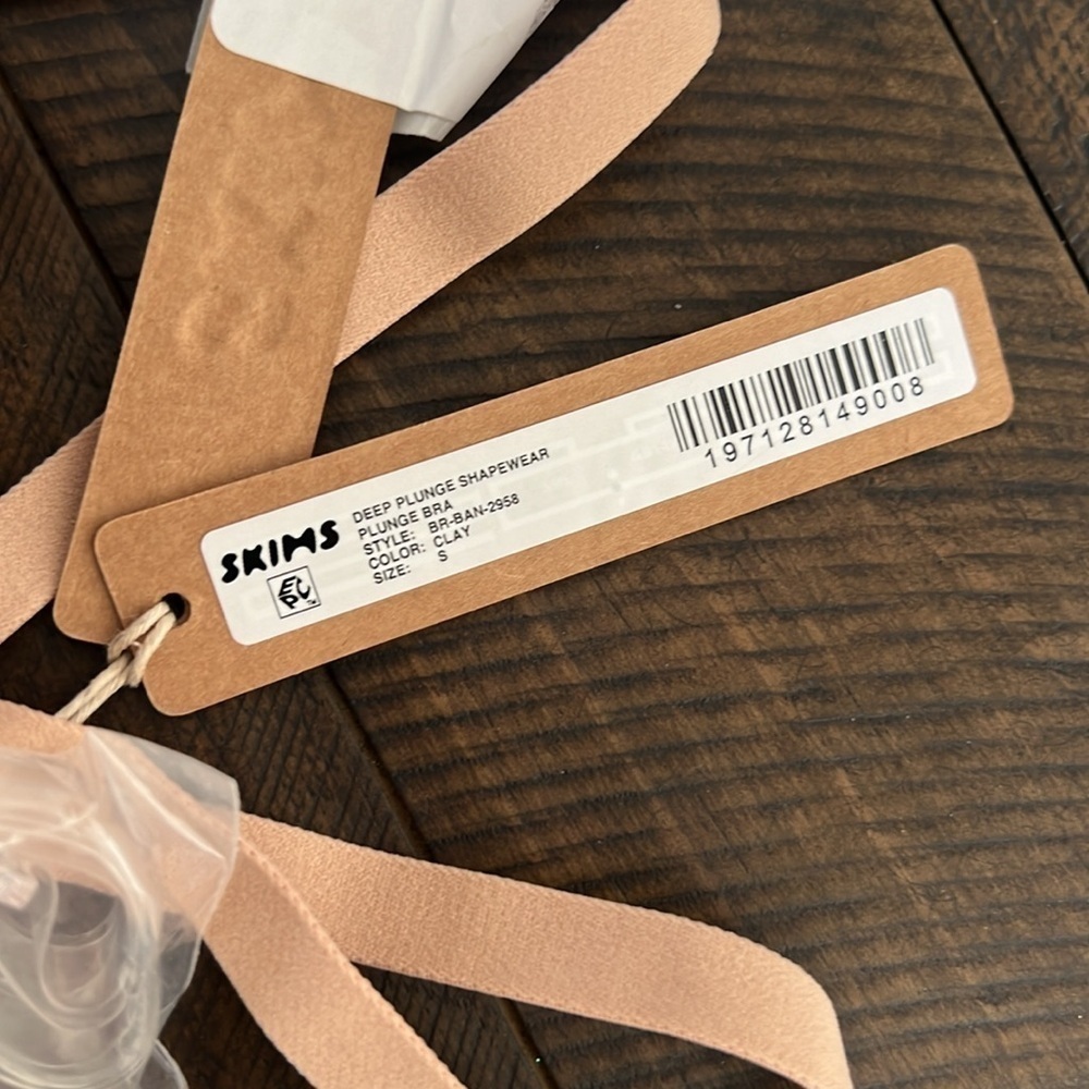 Skims Deep Plunge Shapewear Bra - Picture 6 of 8